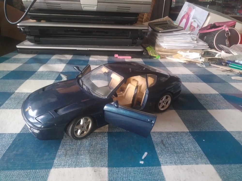voiture miniature de collection Ferrari 456 GT bleue nuit (1992), &eacute;chelle 1/18 