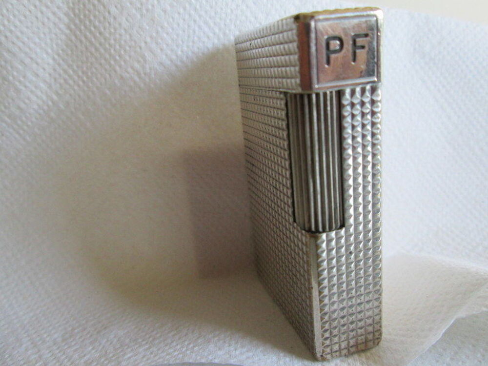 Briquet Dupont plaqu&eacute; argent. Bijoux et montres