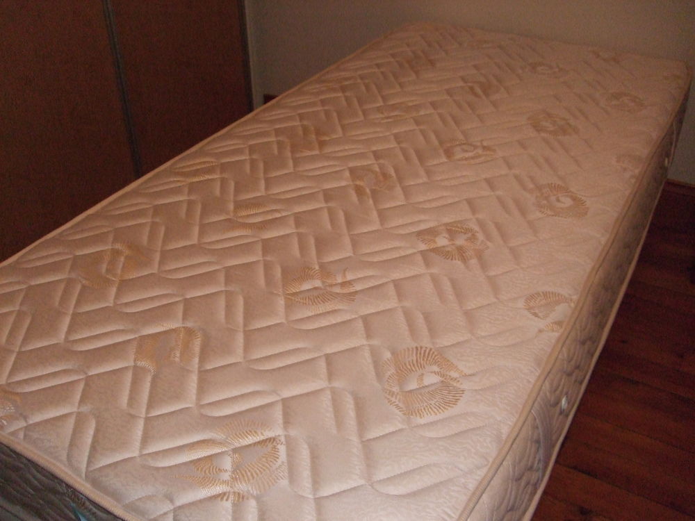  sommier sur pieds avec matelas 90 cm Meubles