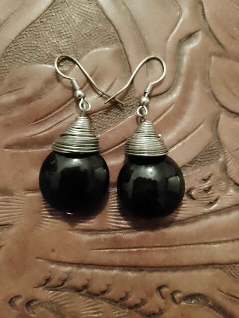 boucles d'oreilles en verre noir et m�tal argent�. 8 Carqueiranne (83)