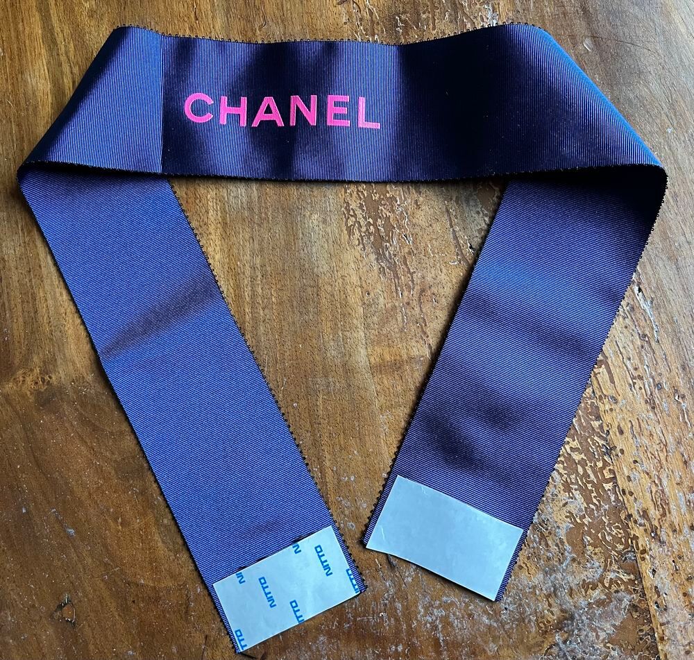 RUBAN BANDEROLLE CHANEL EN TISSU 68X6 CM AVEC ADHESIFS 