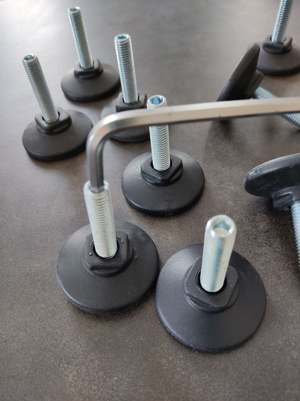 Pieds patins de stabilisation avec tige filet&eacute;e Bricolage