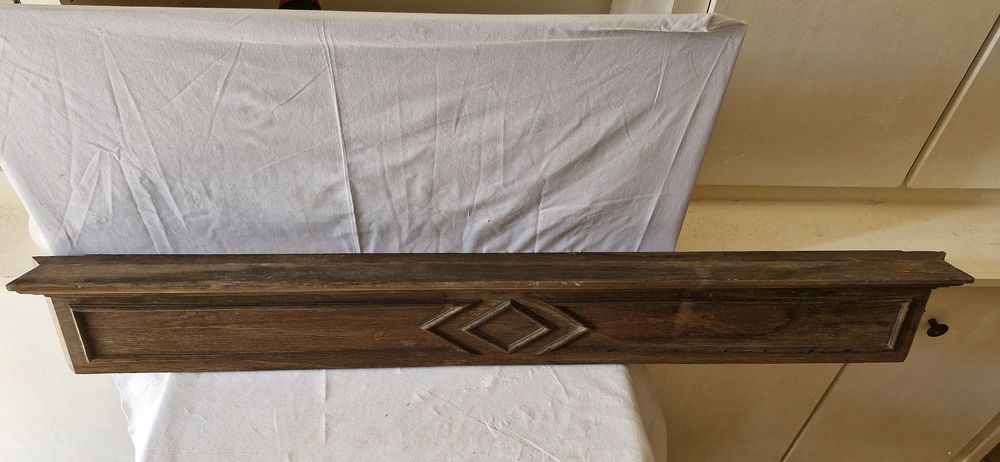 Ancien fronton sculpt&eacute; en bois ch&egrave;ne
avec corniche
L 129cm
Décoration