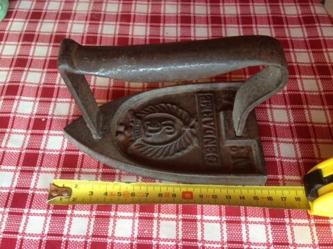 ANCIEN PETIT FER � REPASSER EN FONTE 15 Gentilly (94)