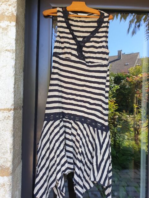 Robe blanche à rayures noires sans manche à dentelles noires 8 Mouxy (73)