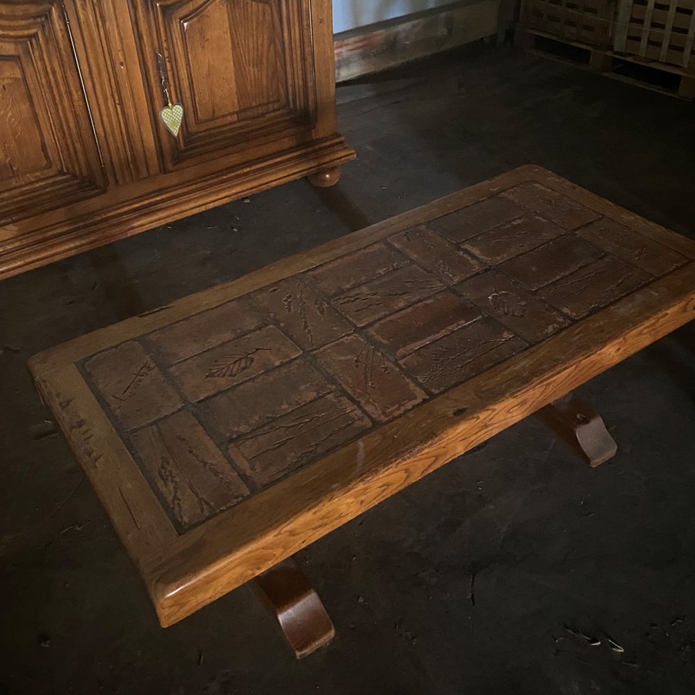 Table basse en ch&ecirc;ne massif, plateau sculpt&eacute; et sign&eacute; Meubles