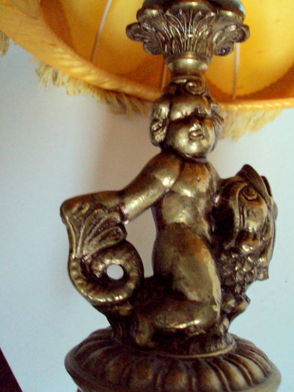 belle lampe ancienne avec un ange ou amour en bronze Dcoration