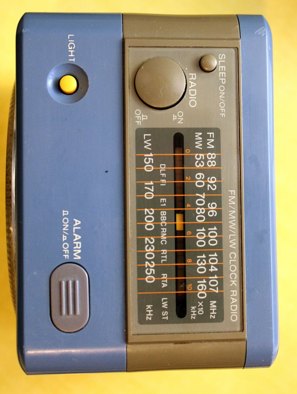 Radio-r&eacute;veil Sony ICF-A15L.
1980 Japon.
design Memphis Audio et hifi