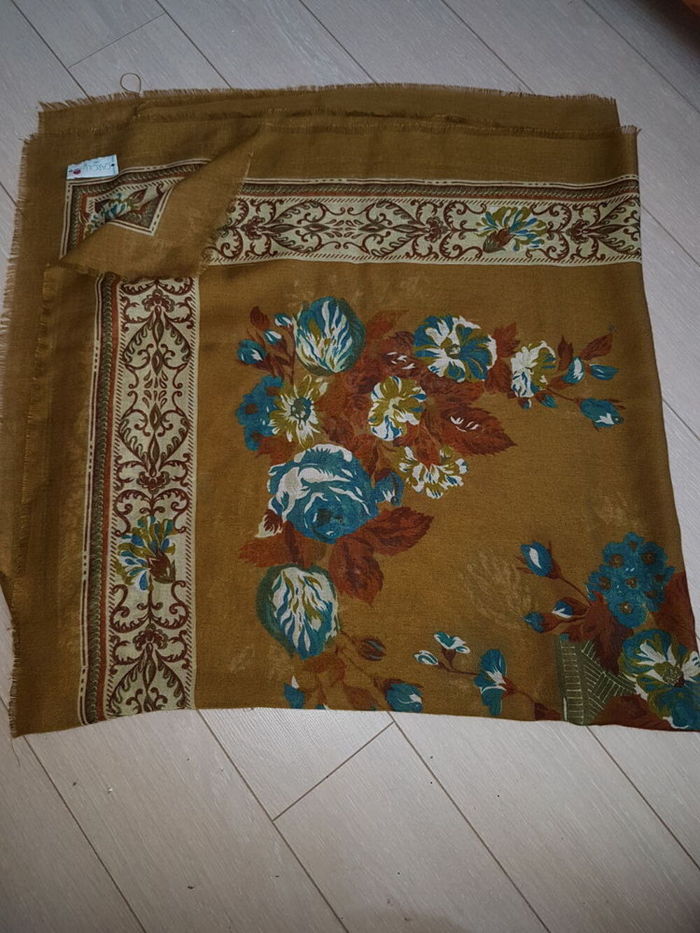 Carr&eacute;s et &eacute;charpes Vêtements