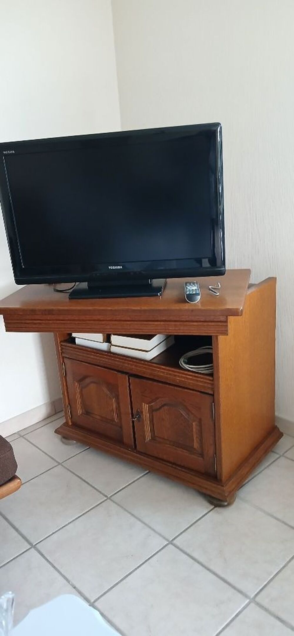 Beau meuble t&eacute;l&eacute; en ch&ecirc;ne avec plateau orientable Meubles