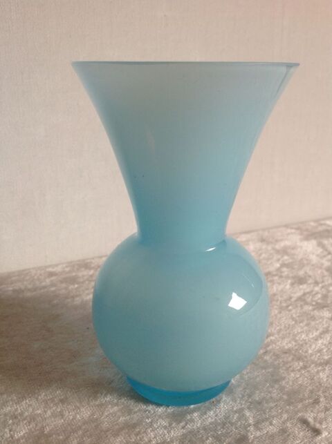 VASE VINTAGE EN OPALINE BLEU PASTEL Envoi Possible
14 Tr�gunc (29)