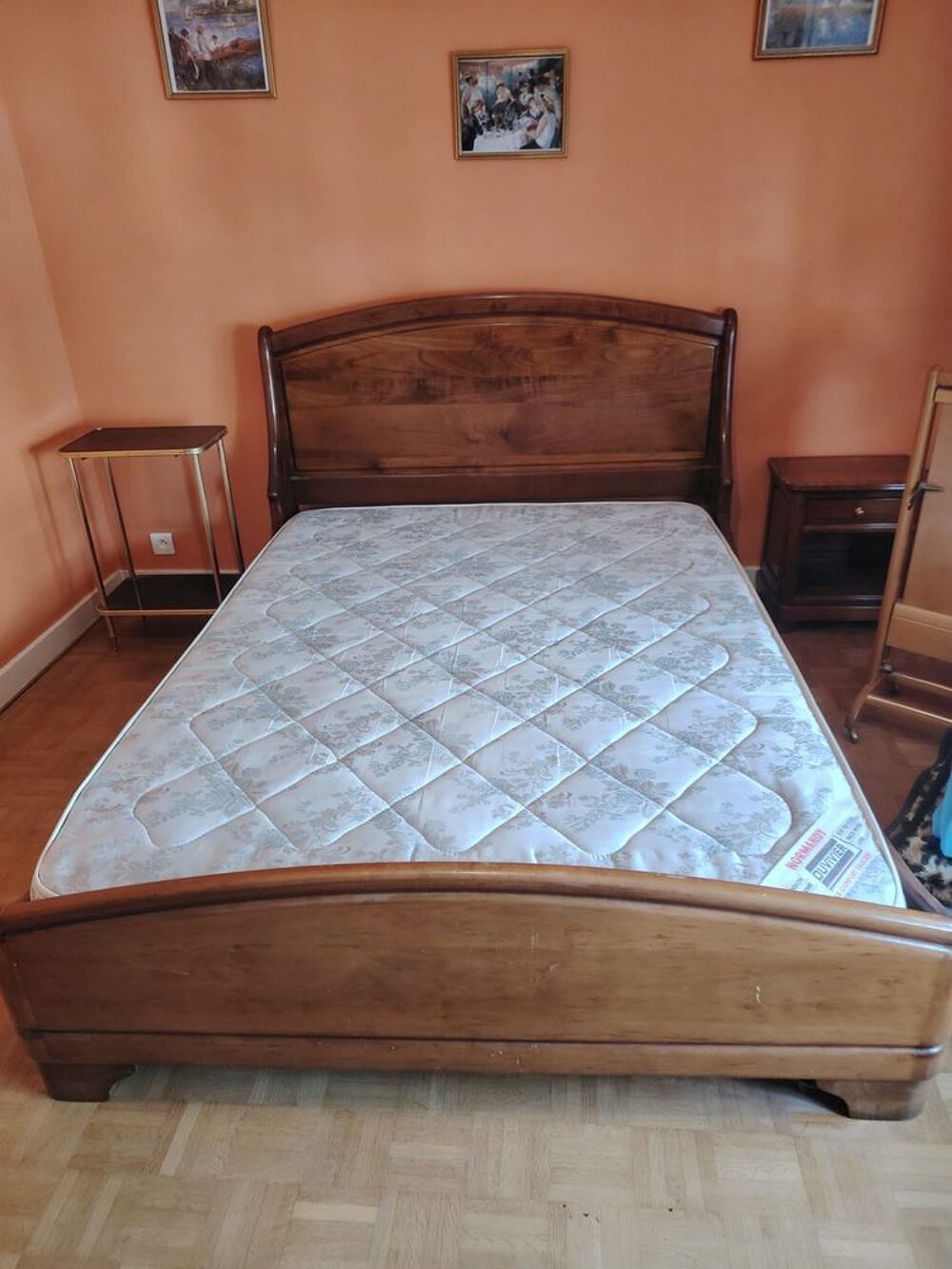 Lit en bois massif 140x200 comme neuf Meubles