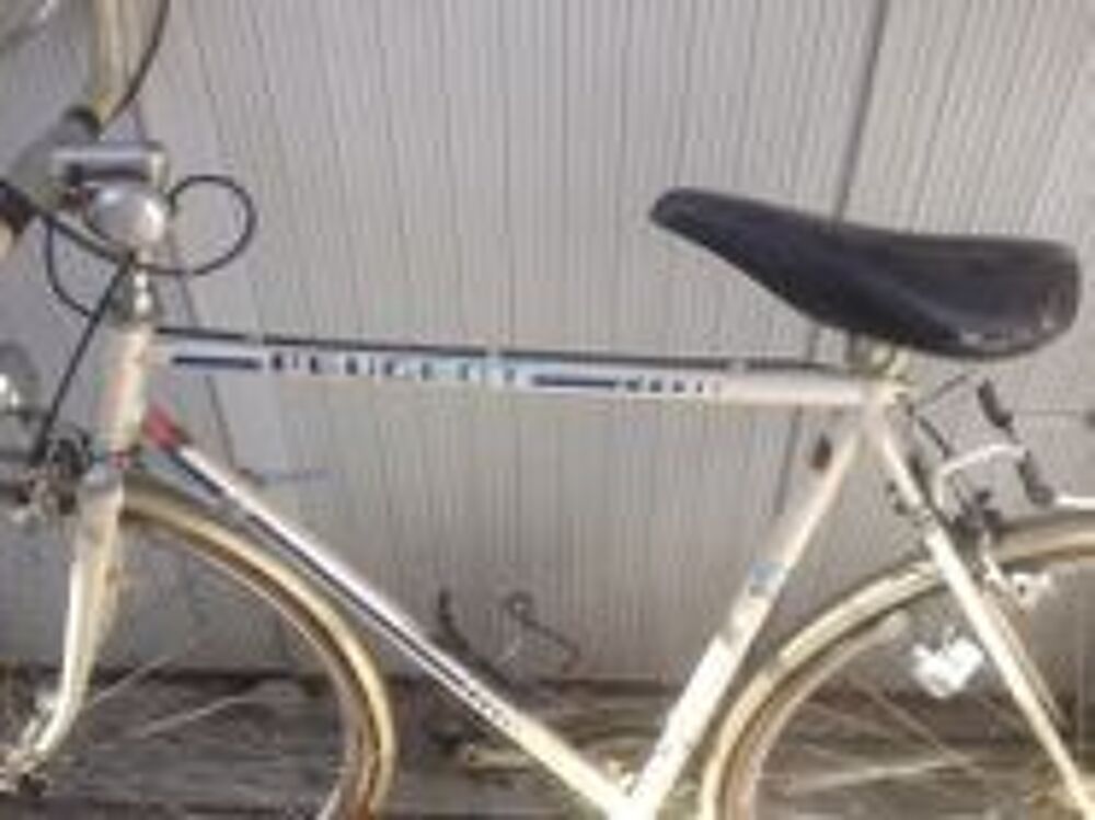 ancien v&eacute;lo de course-peugeot Vlos