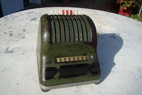 Ancienne machine  calculer TRIUMPHATOR - annes 1950
50 Gargenville (78)