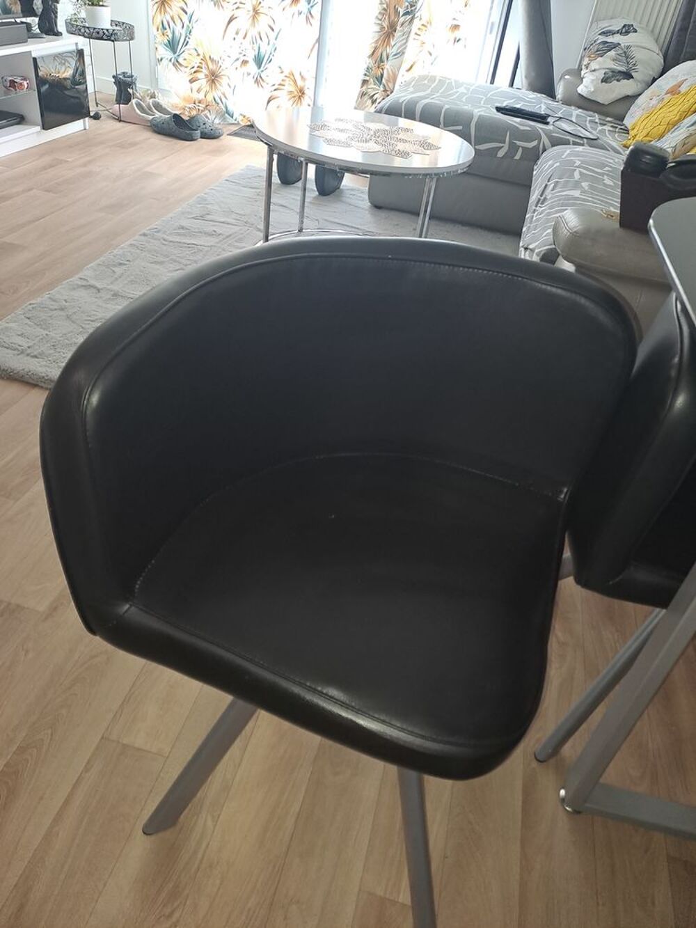 Table noire en verre robuste avec 4 chaises encastr&eacute;s Meubles