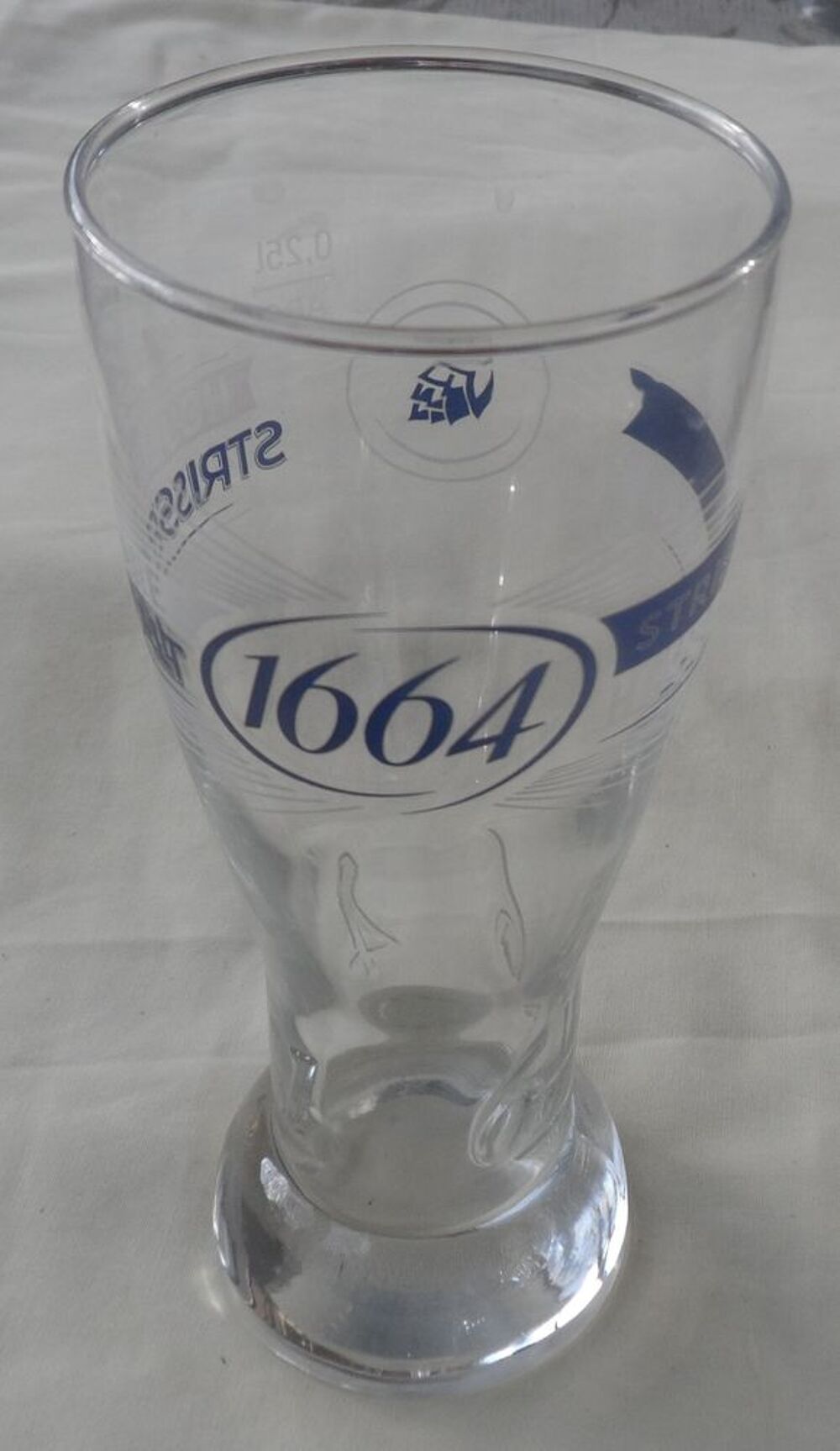 Verre &agrave; bi&egrave;re haut 1664 tr&egrave;s d&eacute;cor&eacute; le logo 1664 est grav&eacute; Cuisine