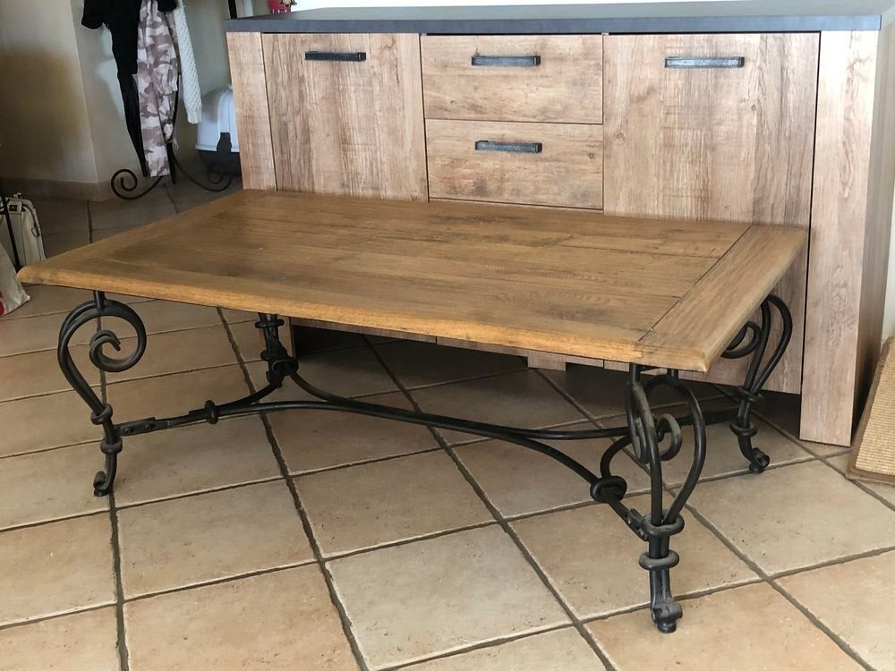 Table basse bois massif ch&ecirc;ne clair. Pieds en fer forg&eacute;. Meubles