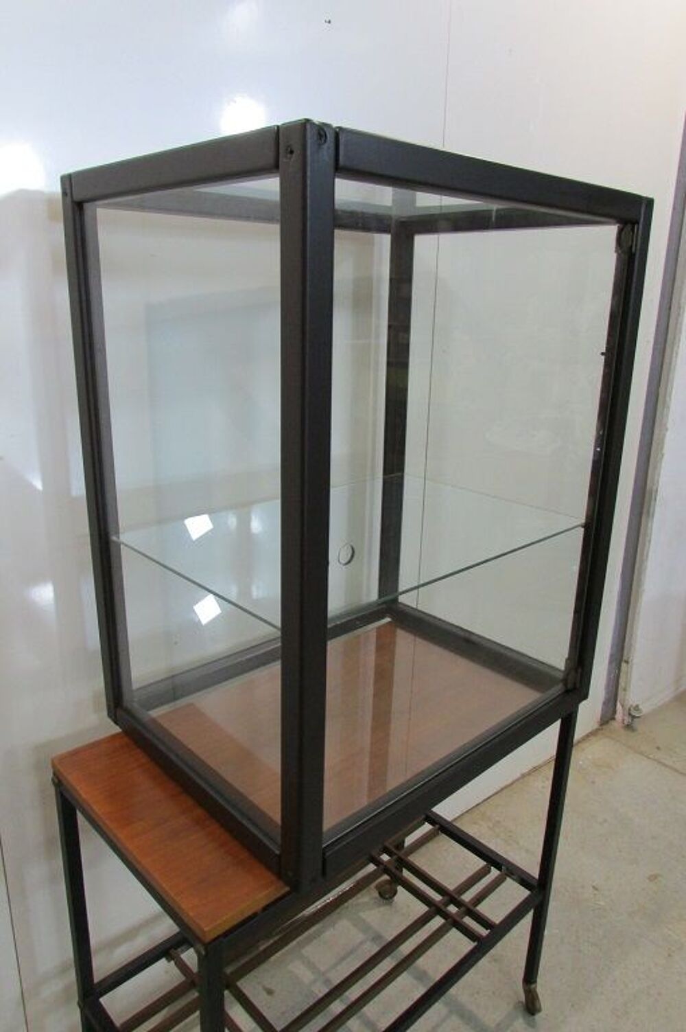 Vitrine toutes faces ancienne Meubles