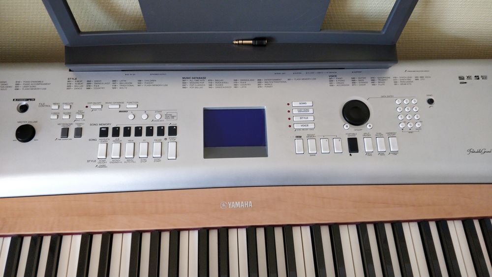Piano &eacute;lectrique Yamaha Portable Grand DGX-630 avec p&eacute;dales Instruments de musique