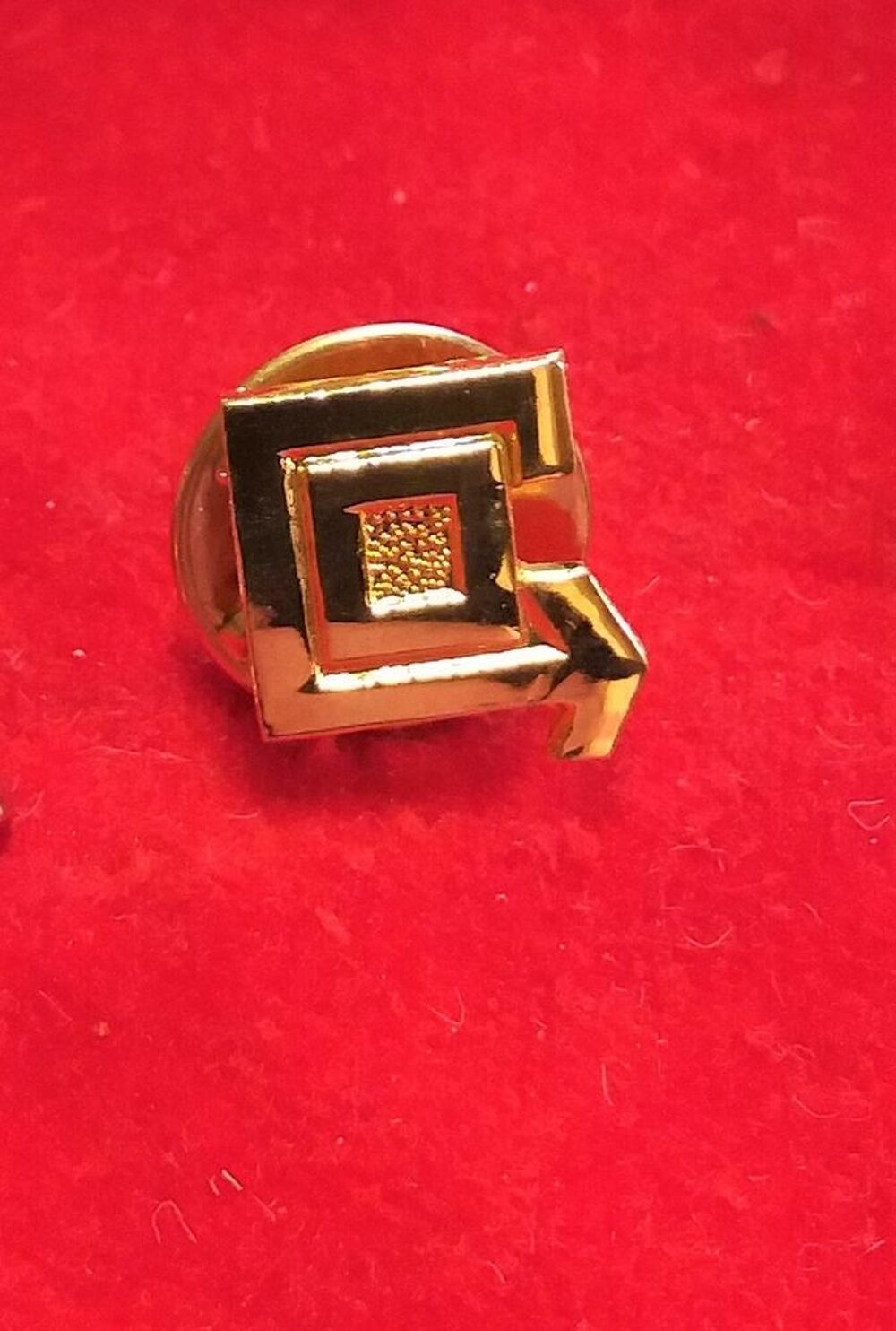 Mini broche &eacute;pinglette initiale lettre C - c - dor&eacute;e ancien Bijoux et montres