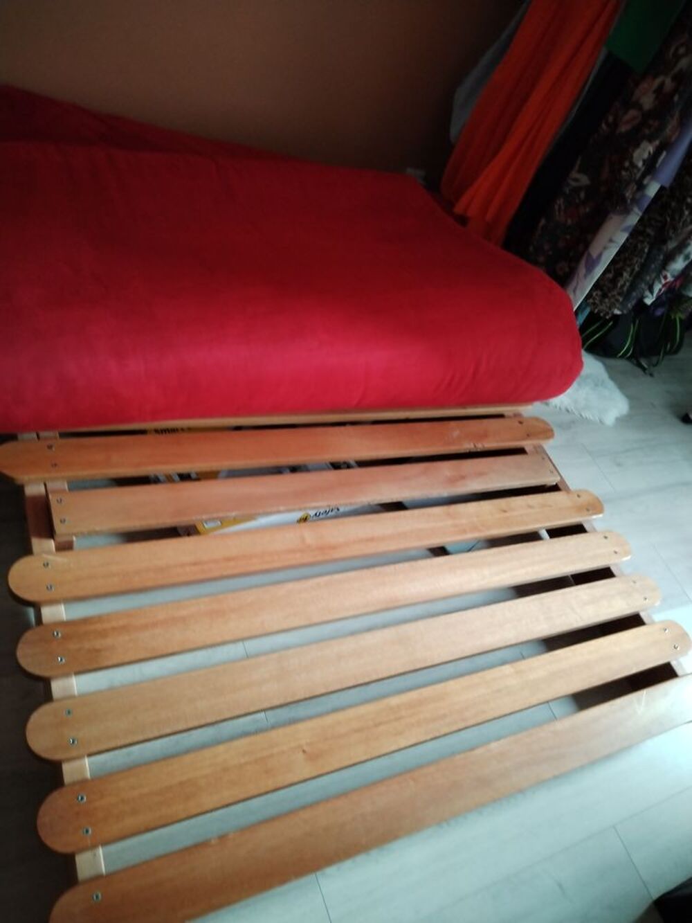 Canap&eacute; futon rouge Meubles