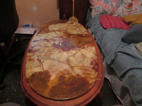Table basse marbre rose et en  bois de merisier Pouilly-sous-Charlieu (42)