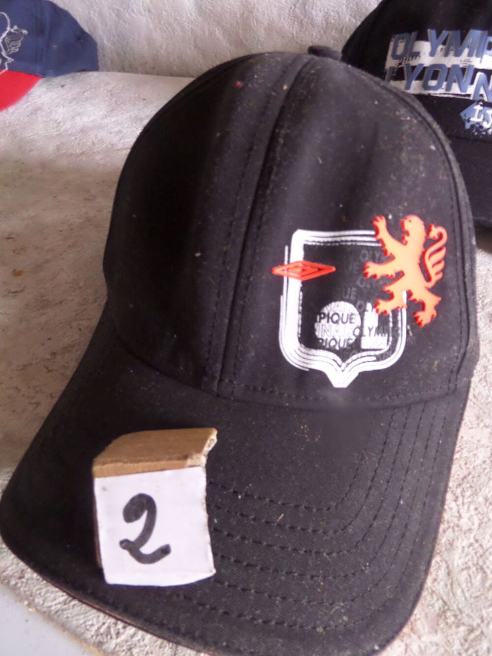 3 casquettes de L OLYMPIQUE LYONNAIS Sports