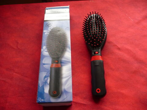 A SAISIR BROSSE COIFFANTE & MASSANTE NEUVE b 15 Miramas (13)