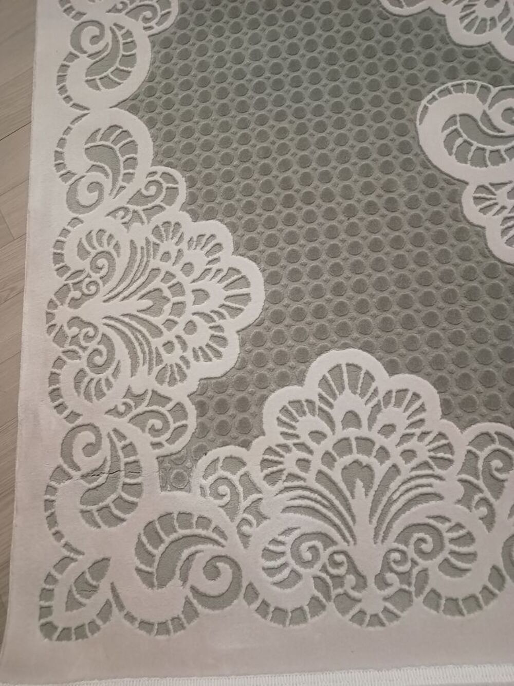 Tapis en laine gris et blanc cass&eacute;. Quasiment neuf 160/230 c Décoration