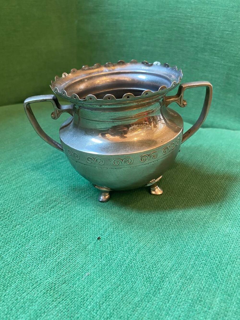 Pot avec quatre pieds Décoration