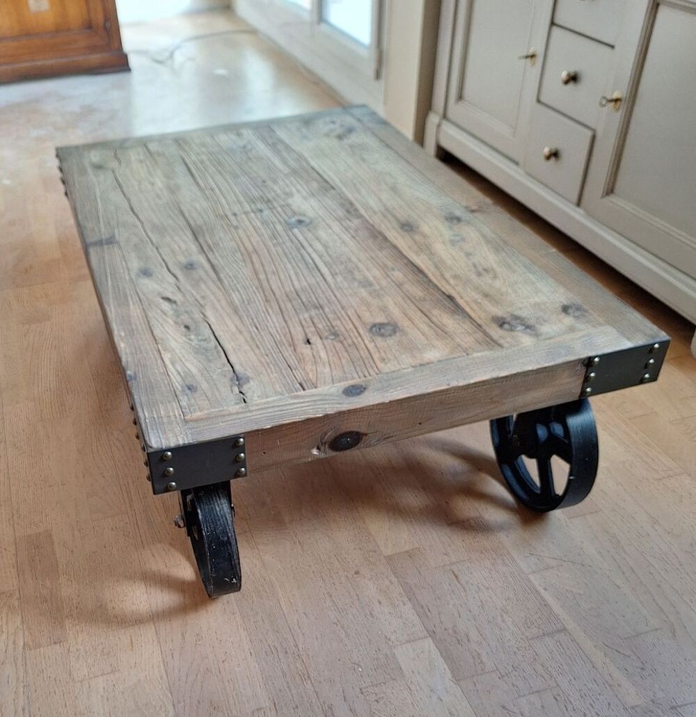 Table basse &agrave; roulettes - style brut et industriel Meubles