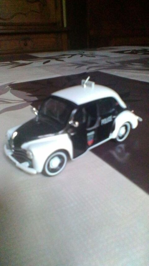 Voiture miniature Renault 4CV police  15 Avermes (03)
