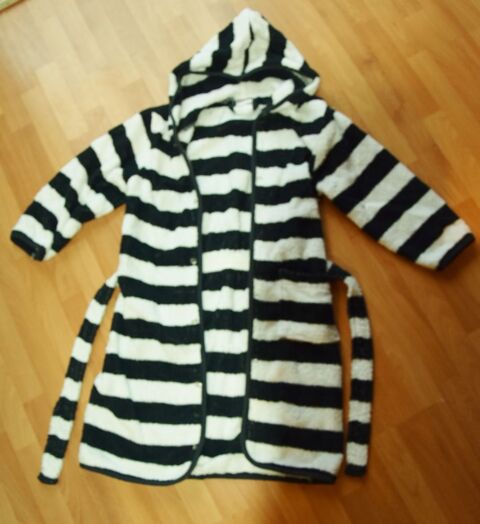 8 ans. PEIGNOIR Capuche. Vert Baudet. Tr�s bon �tat. 15 Gujan-Mestras (33)