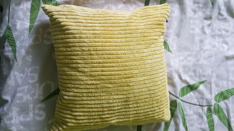 Coussin X 35 cms couleur velours jaune 5 Auneau (28)