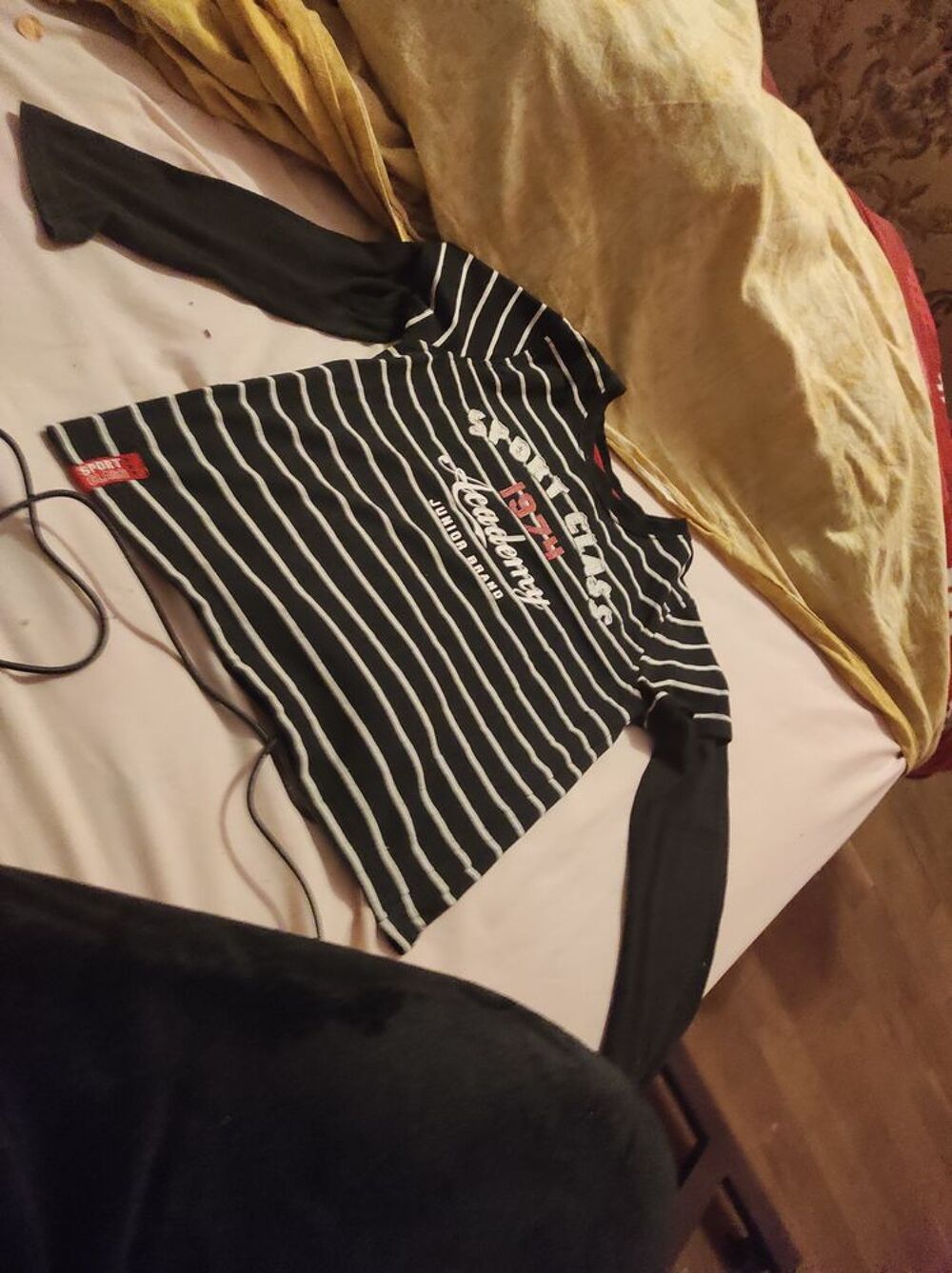 5€ shit short manches longues taille 6ans Vêtements enfants