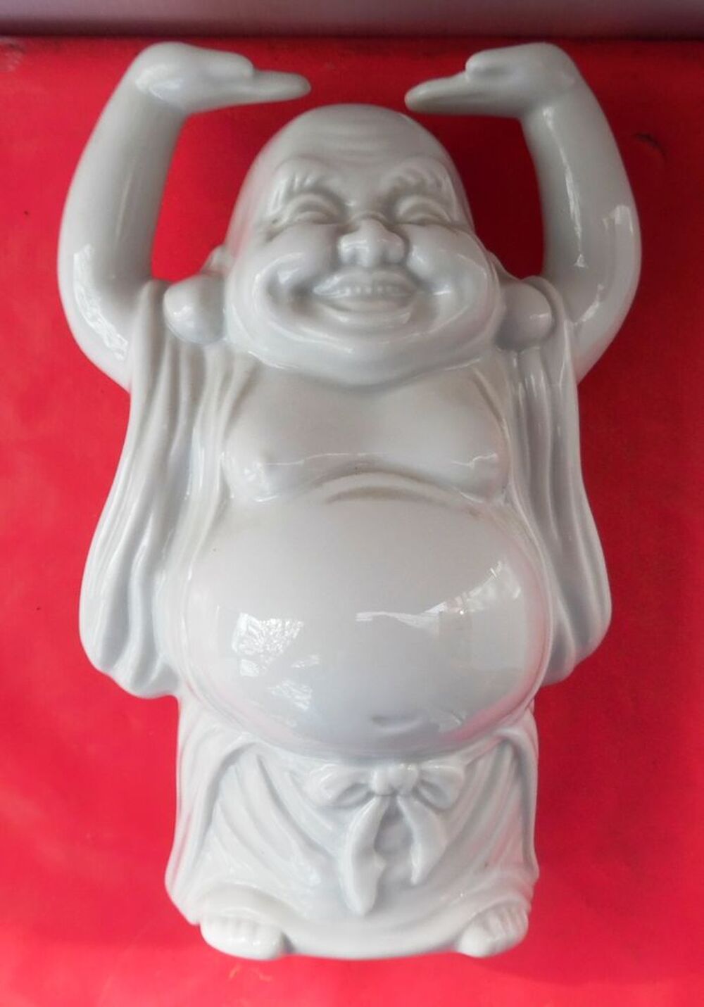 BOUDDHA rieur bras en l'air, en porcelaine, 20 &egrave;me si&egrave;cle Décoration