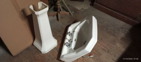 Lavabo sur pied blanc avec robinetterie 30 Fontenay-sous-Bois (94)