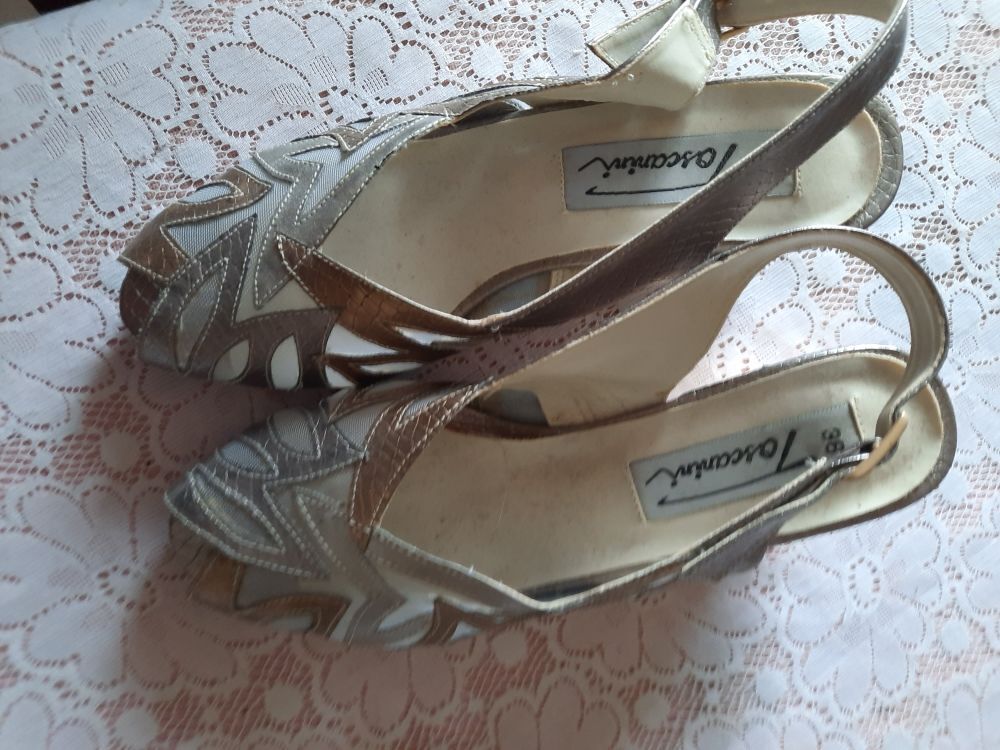 Tr&egrave;s &eacute;l&eacute;gantes chaussures dor&eacute;es et argentees Chaussures