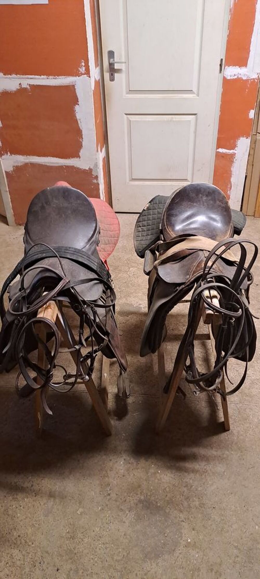   Deux selles d'équitation  
