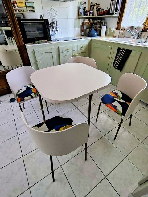 Table de cuisine avec 4 chaises Saint-Vincent-de-Paul (40)