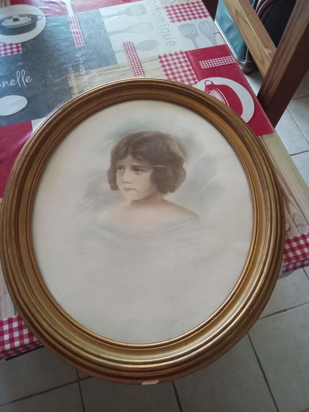 cadre repr&eacute;sentant un visage de jeune fille Décoration