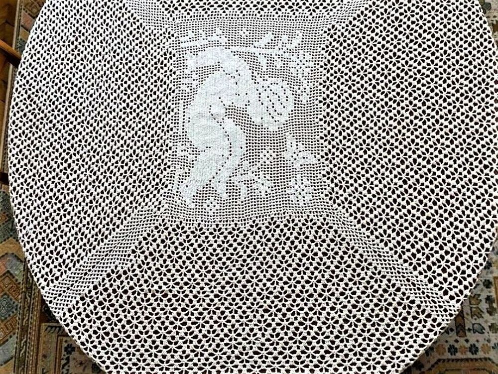 Nappe ronde neuve blanche faite main au crochet 280 cm diam D�coration