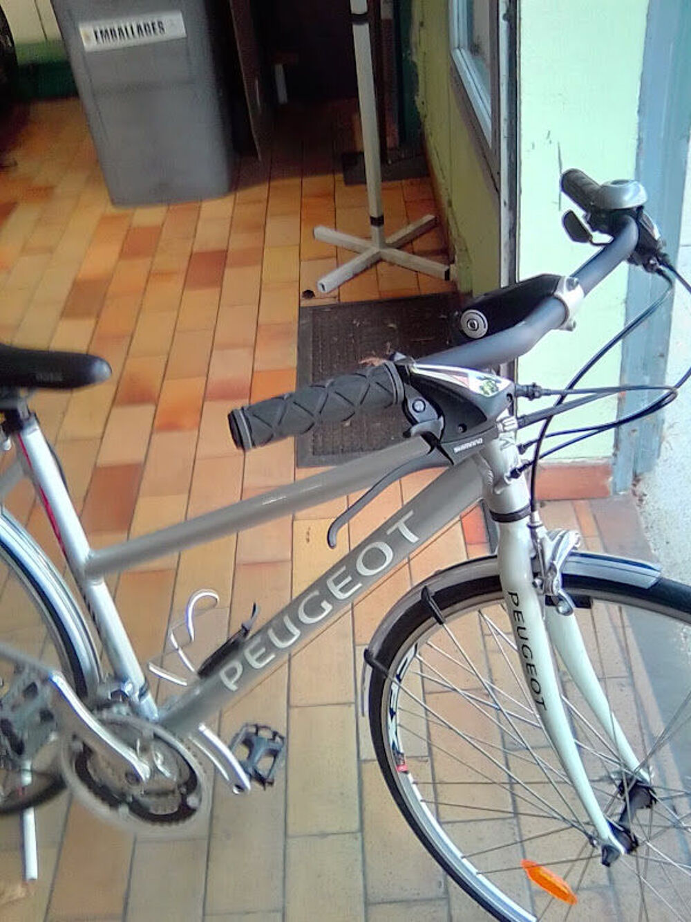 1 v&eacute;lo de ville de marque PEUGEOT ( comme neuf ) Vélos