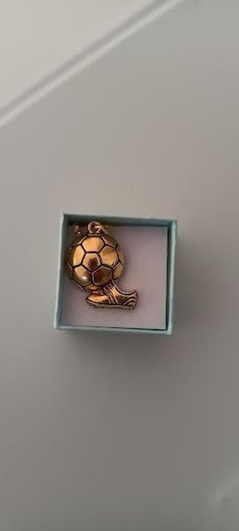 Collier chaine et pendentif ballon de foot et chaussure dor� 8 N�mes (30)