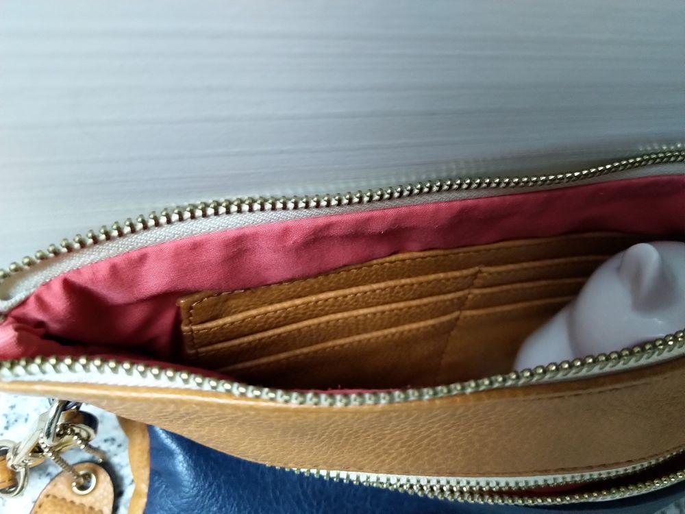 Pochette bicolore Clarks en cuir
Maroquinerie