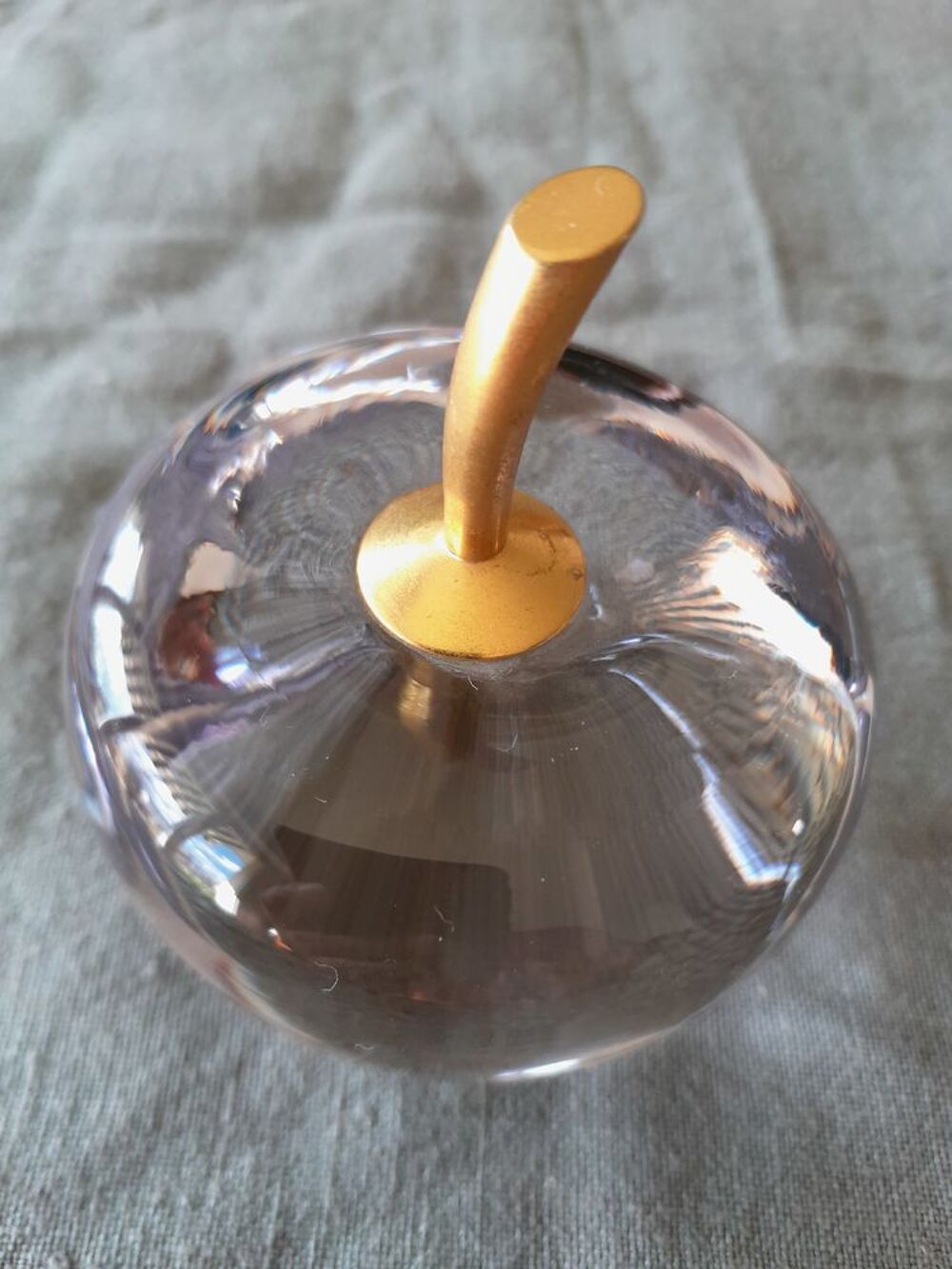 Pomme en cristal avec tige plaqu&eacute;e or Décoration