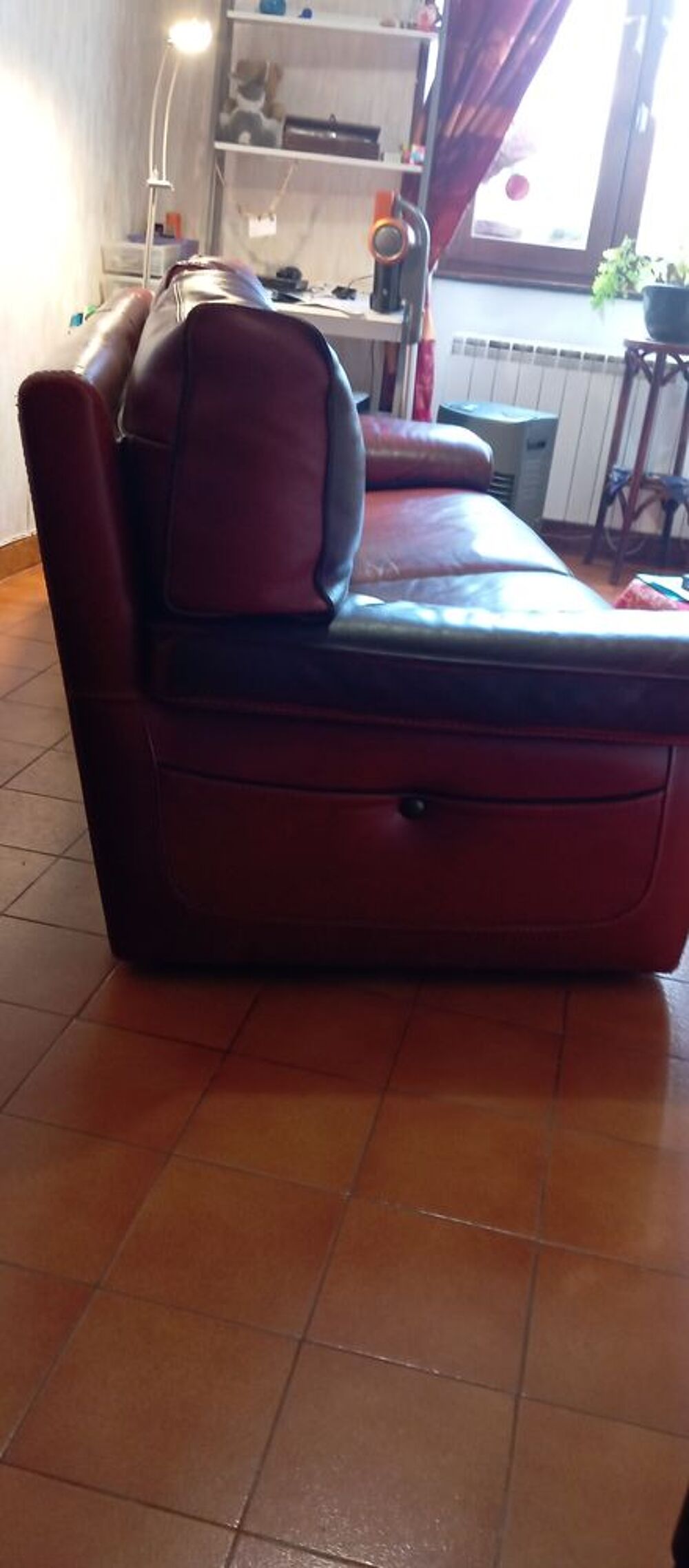 Canap&eacute; cuir bordeaux 3 places.bonne assise.bon &eacute;tat.
Meubles