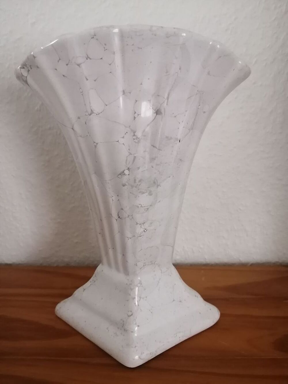 Vase style Art d&eacute;co "coquillage" imitation marbre blanc Décoration