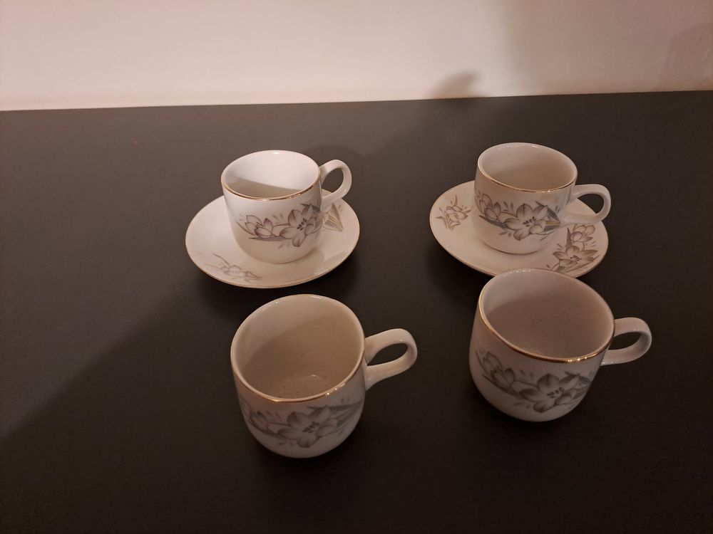 Service &agrave; caf&eacute;, 4 tasses et 2 petites assiettes Cuisine