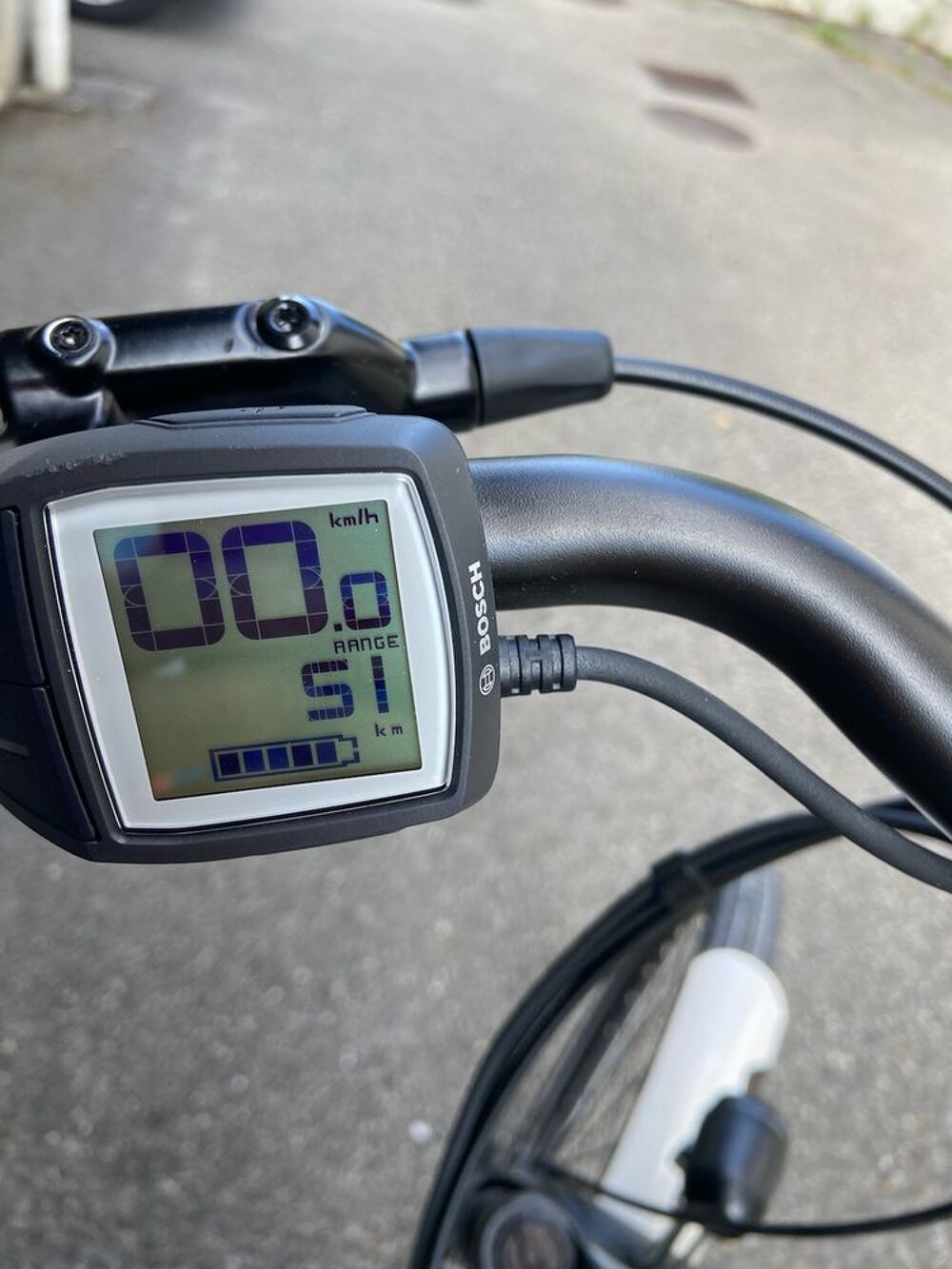 V&eacute;lo &eacute;lectrique Granville et casque Vlos